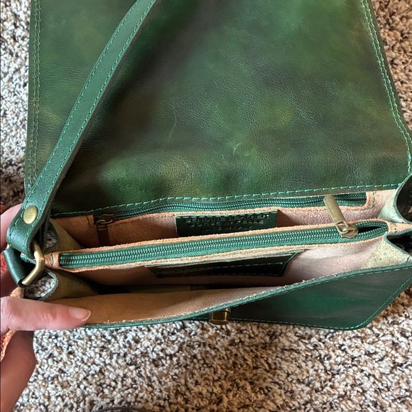 Elegant Green Leather Shoulder Bag - Picture 6 of 10